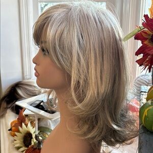 Envy synthetic wig Sonia in Dark Blonde